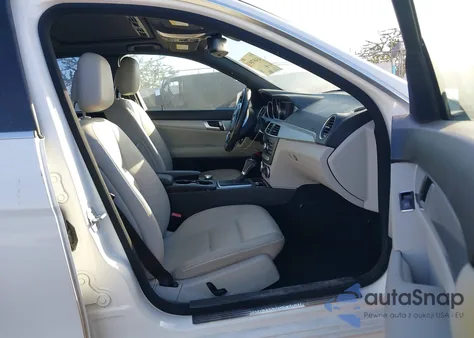 2013 Mercedes-Benz C 250 Sport z USA, uszkodzony, nr VIN WDDGF4HB6DG017592